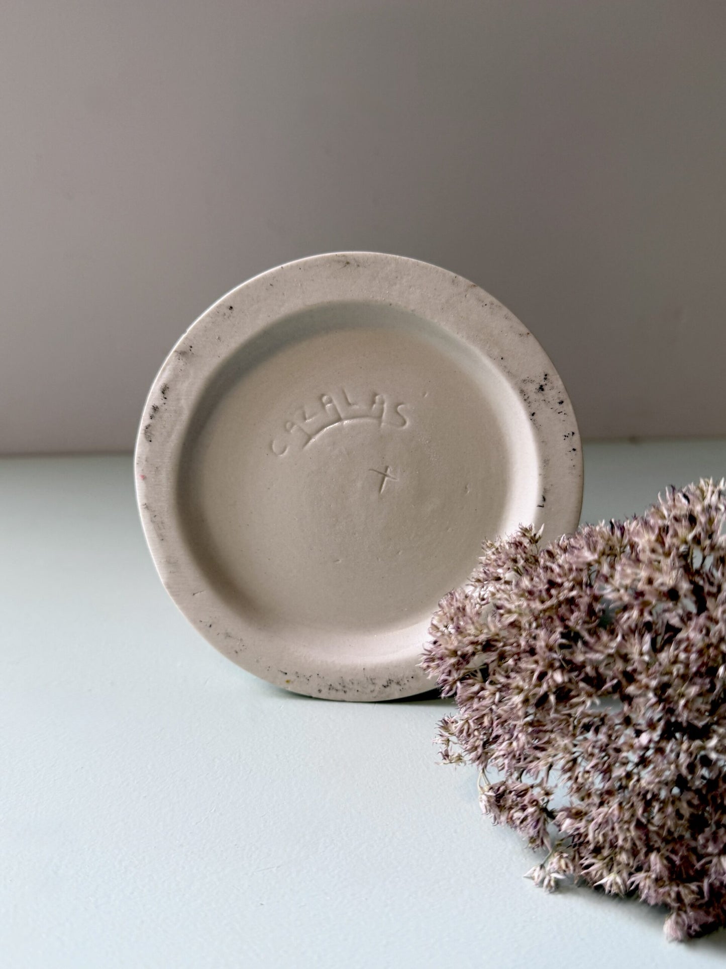 Bougeoir en grès floral signé Cazalas