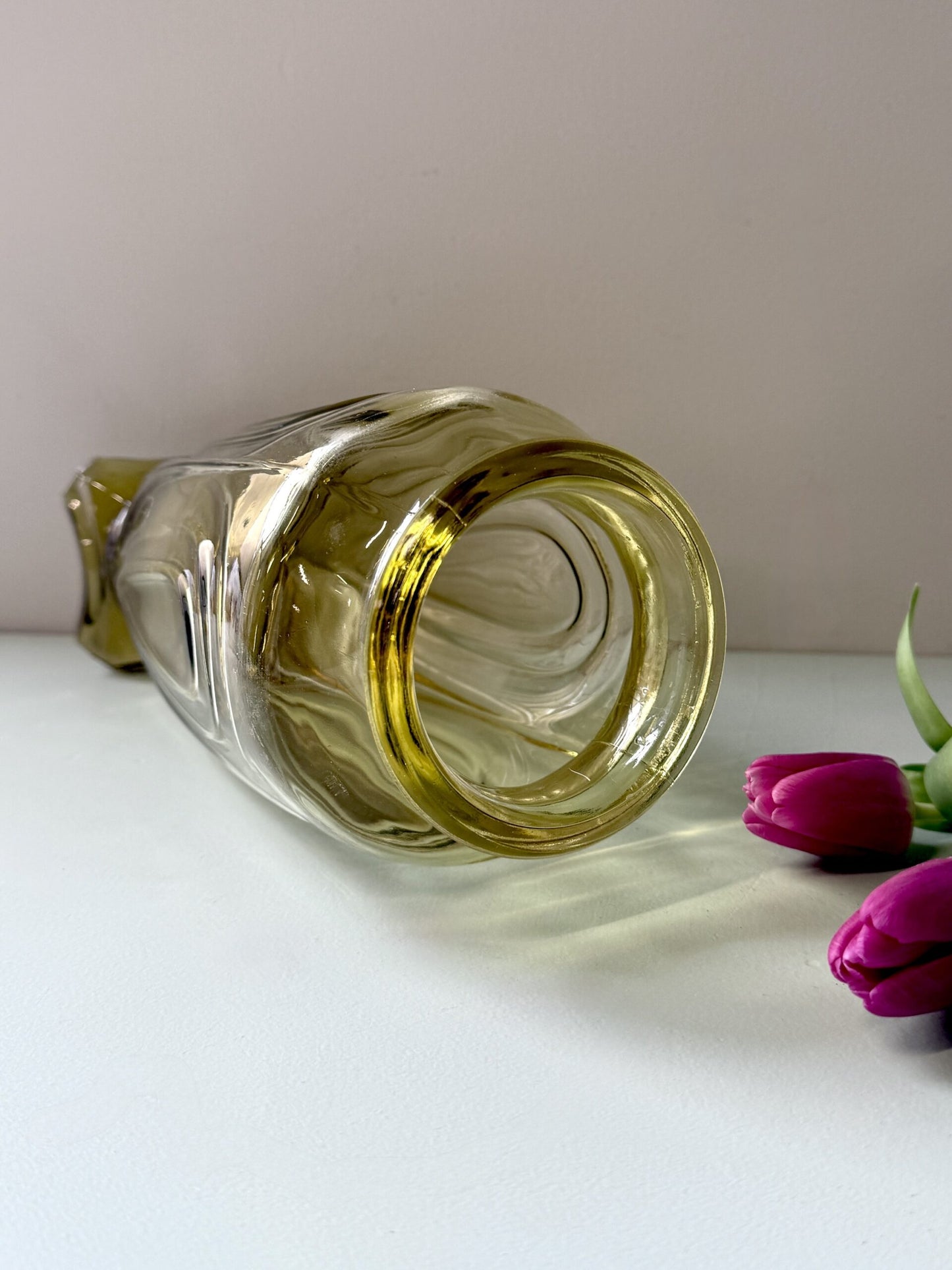 Vase en verre ambre style art déco