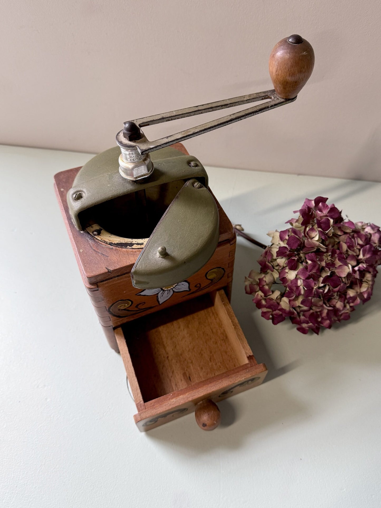 Moulin à café en bois peint - Patine