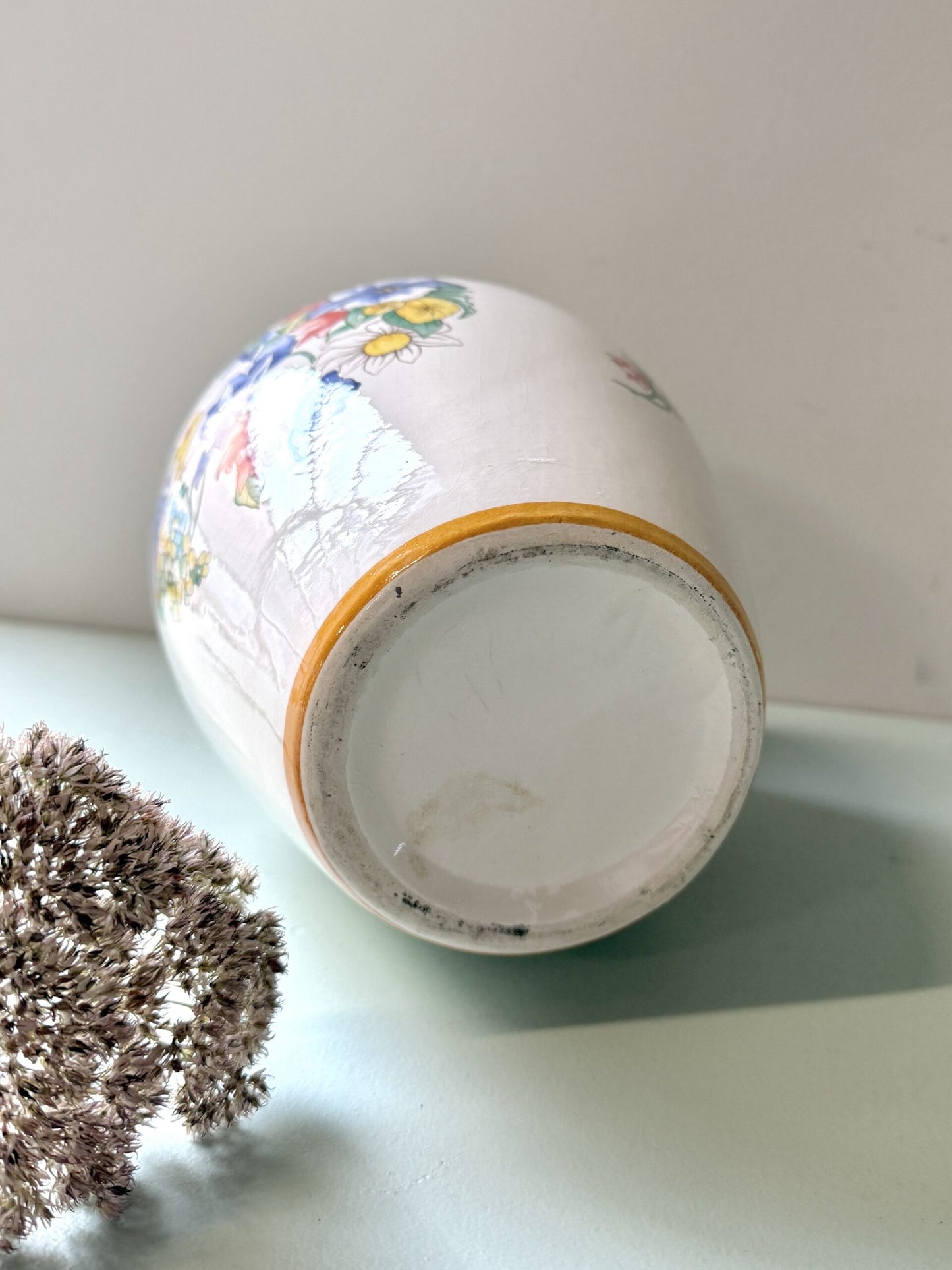 Vase en faïence avec frise florale