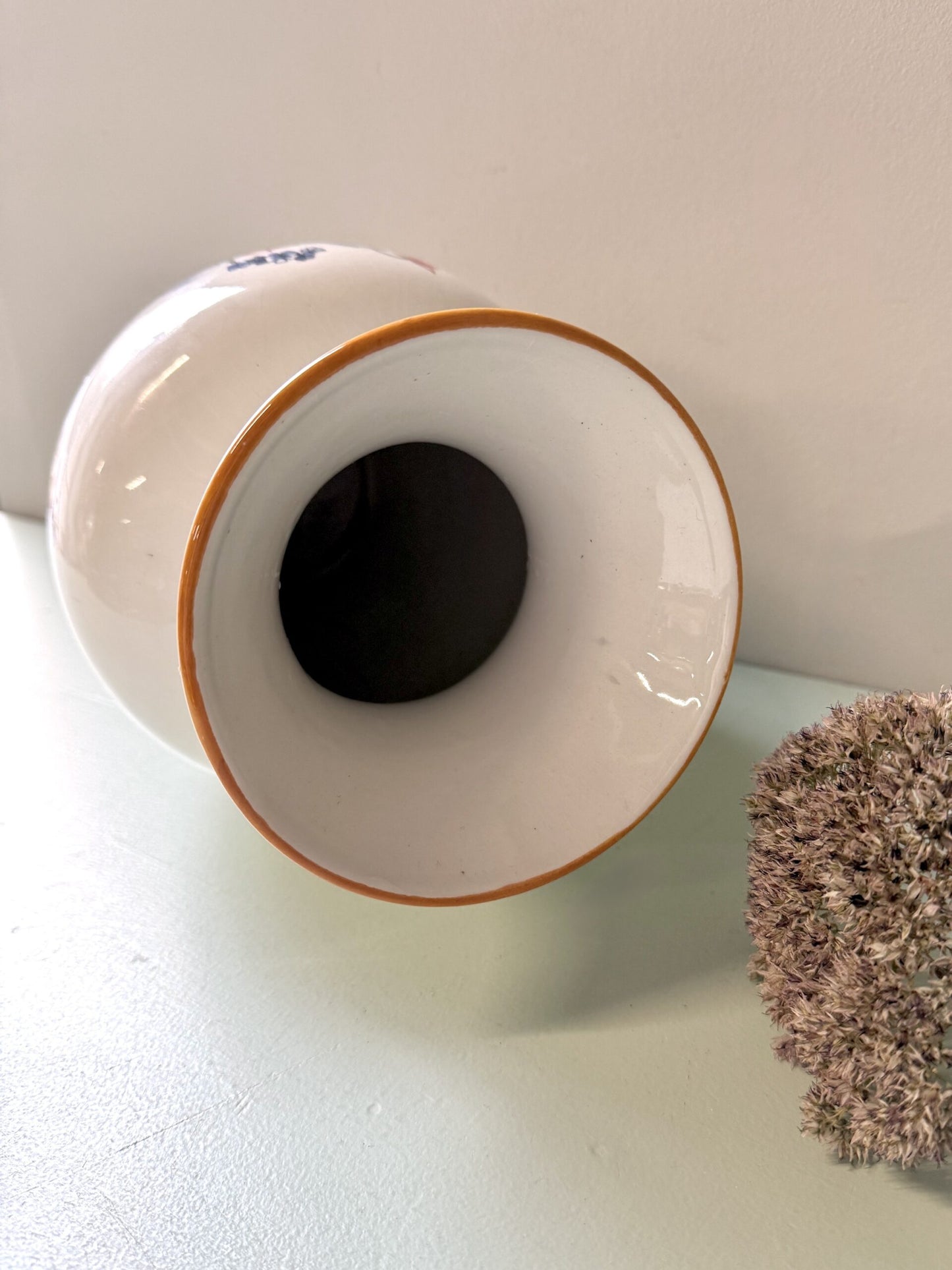Vase en faïence avec frise florale