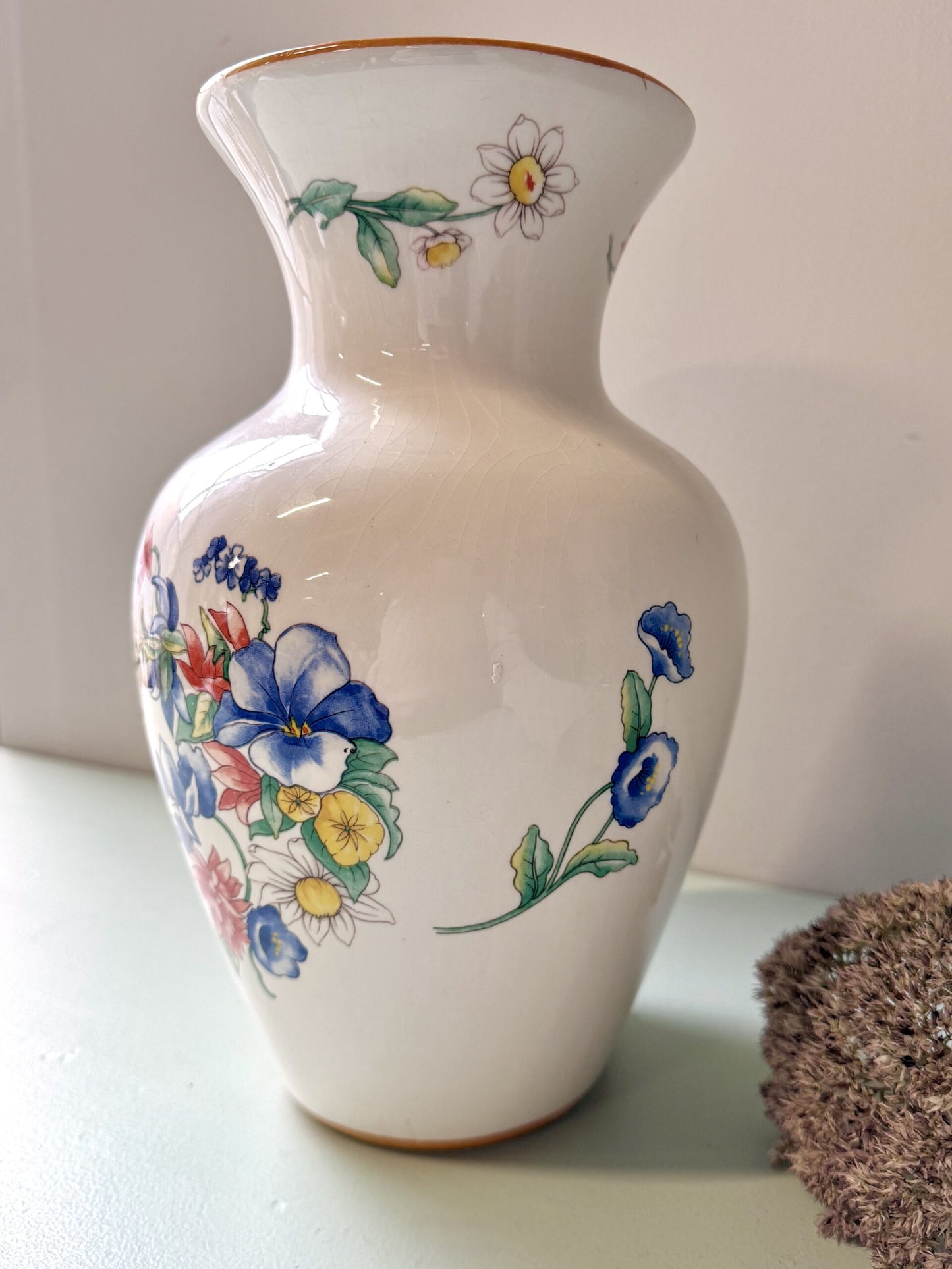 Vase en faïence avec frise florale