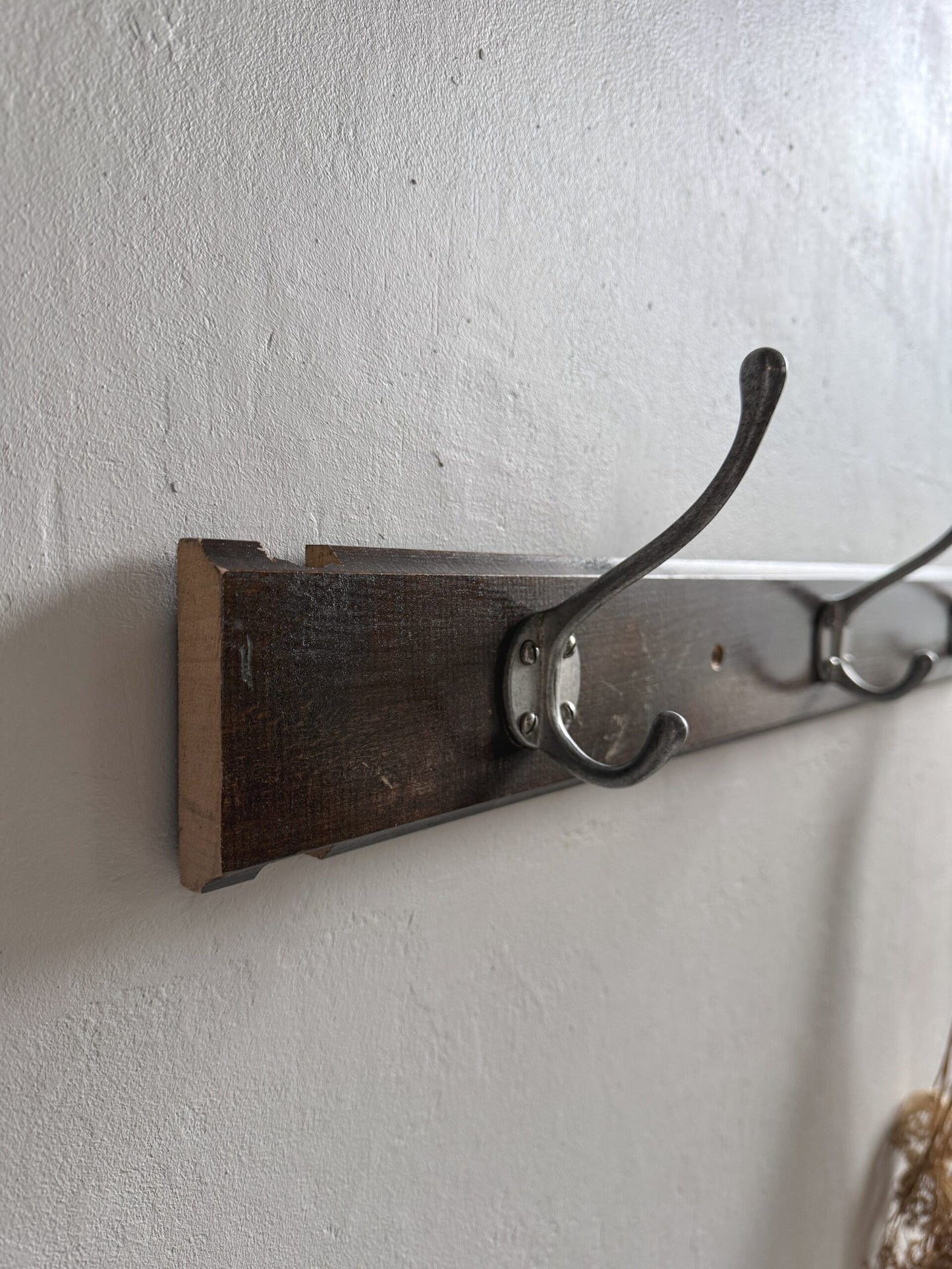 Portemanteau mural en bois foncé - 3 crochets