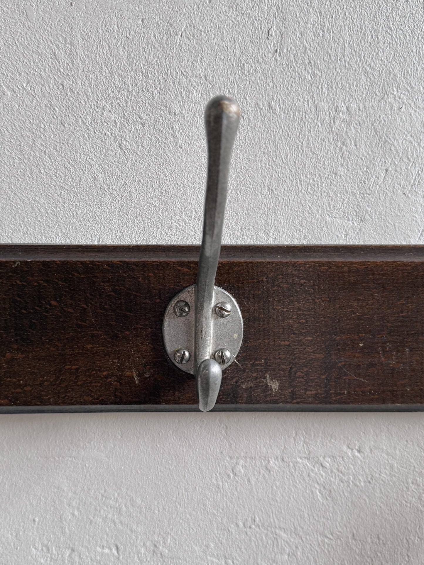 Portemanteau mural en bois foncé - 3 crochets