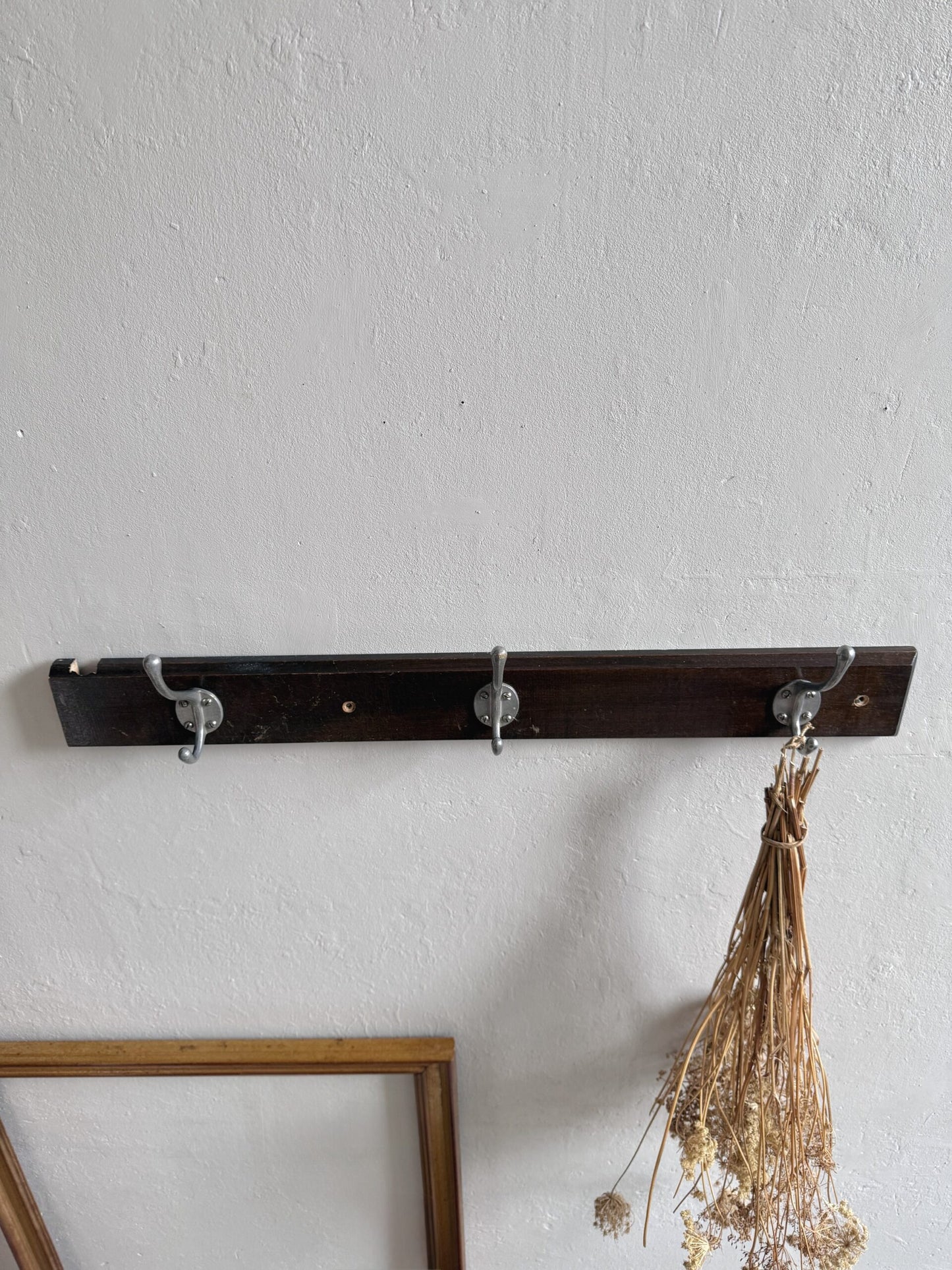 Portemanteau mural en bois foncé - 3 crochets