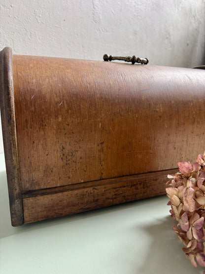 Couvercle ancien de machine à coudre