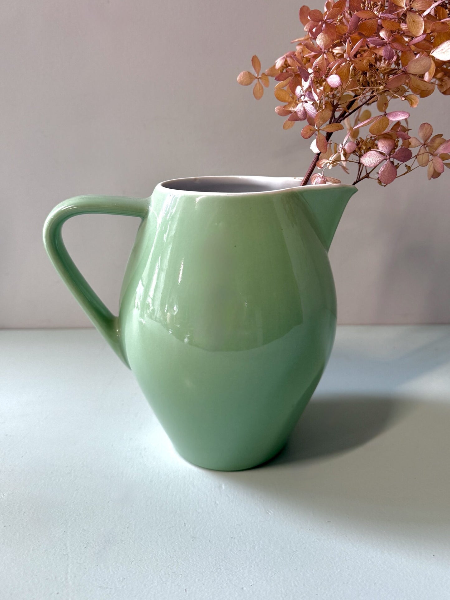 Pichet en faïence émaillée vert céladon