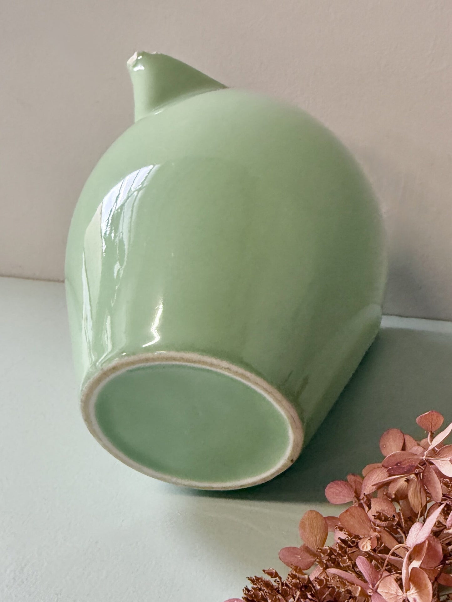 Pichet en faïence émaillée vert céladon