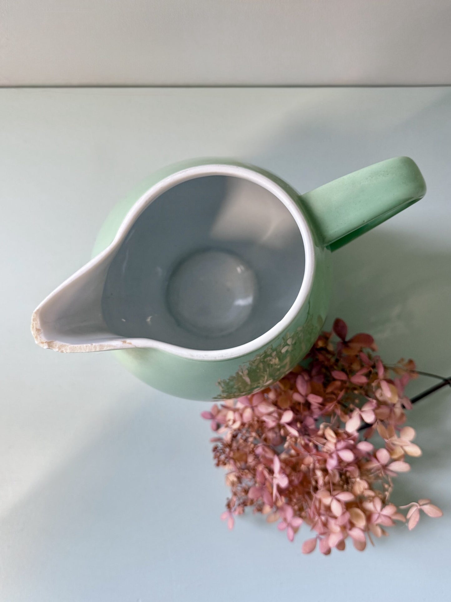 Pichet en faïence émaillée vert céladon