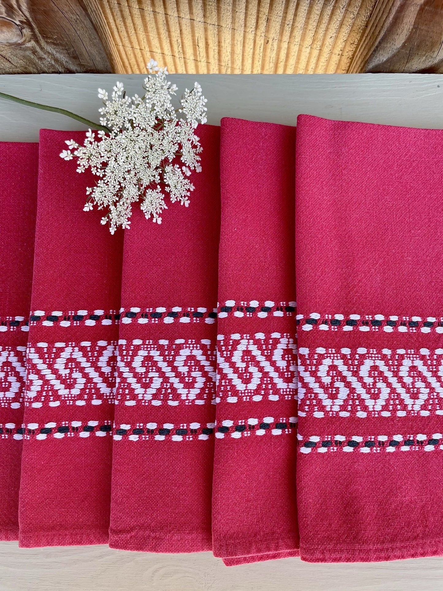 5 serviettes anciennes rouges avec broderies