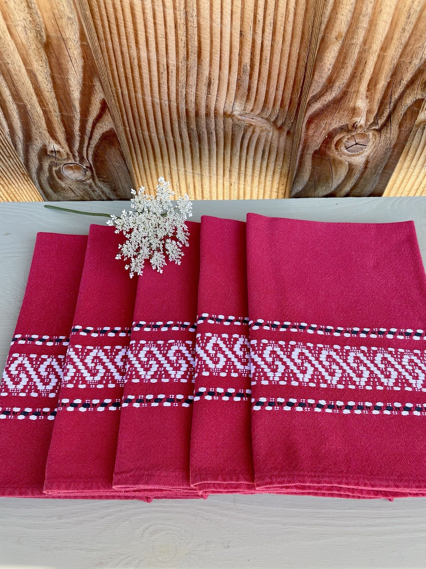 5 serviettes anciennes rouges avec broderies