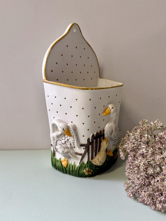 Pot mural à ustensiles avec des oies