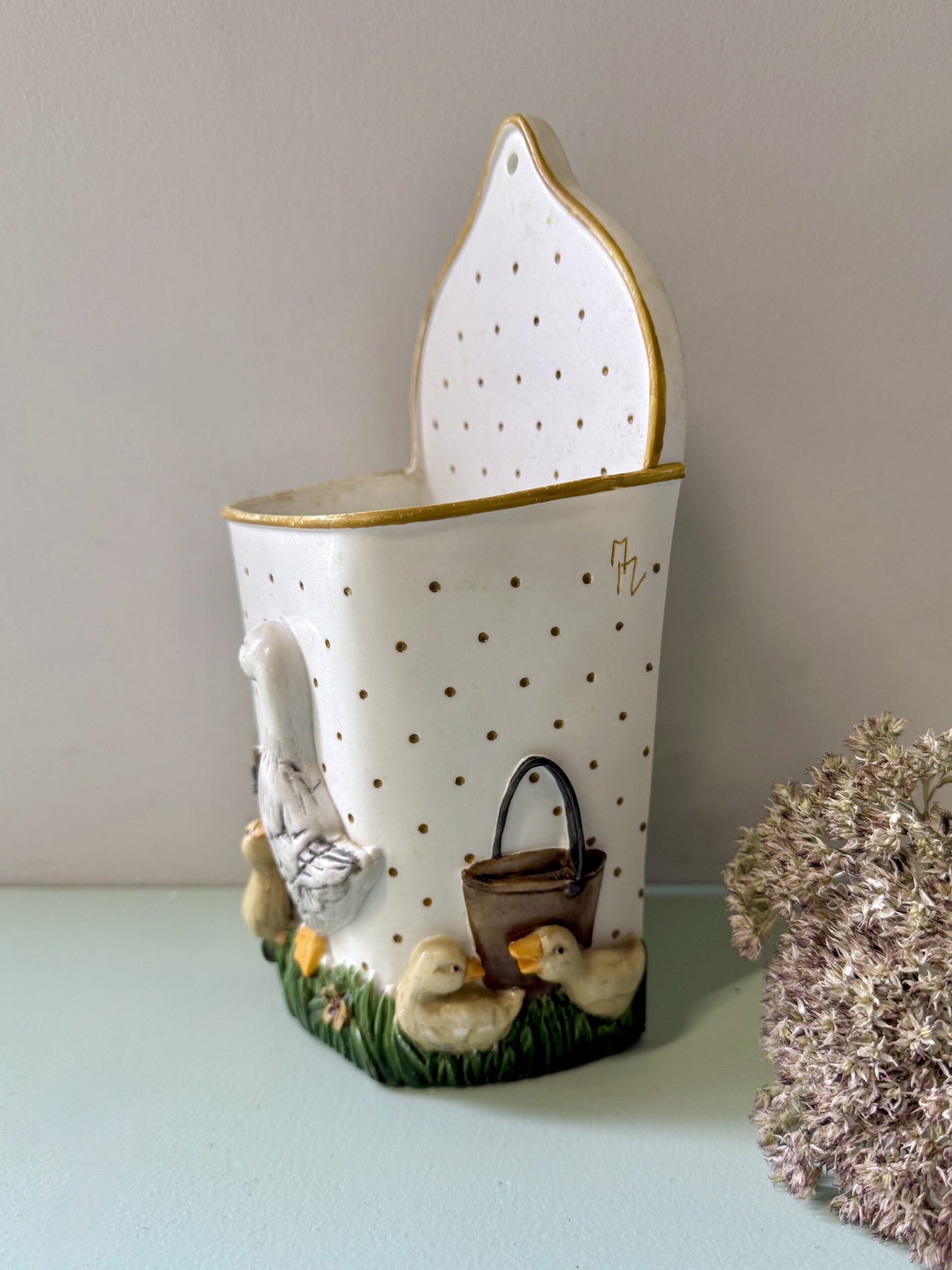 Pot mural à ustensiles avec des oies