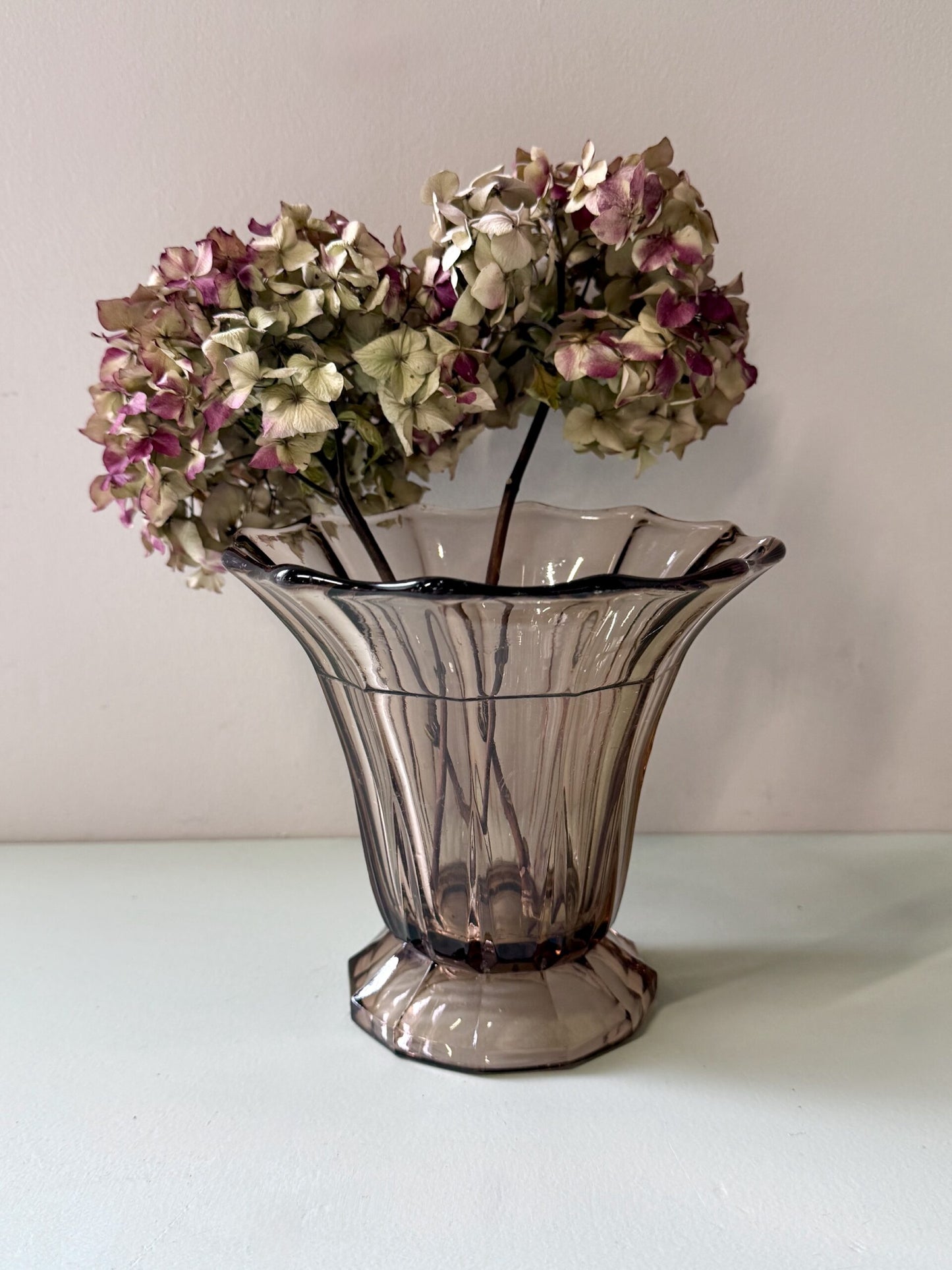 Vase éventail en verre fumé