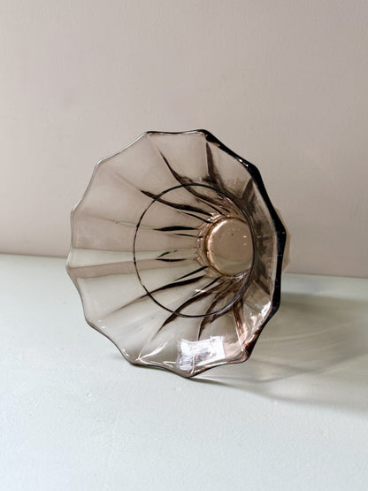 Vase éventail en verre fumé