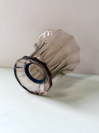 Vase éventail en verre fumé