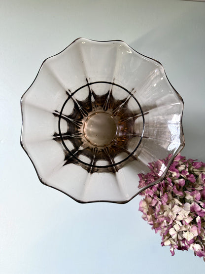 Vase éventail en verre fumé