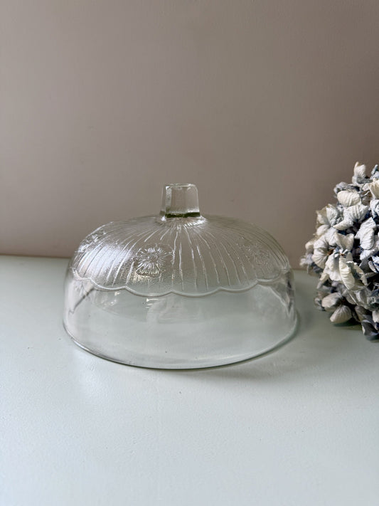 Cloche en verre avec motifs floraux ciselés