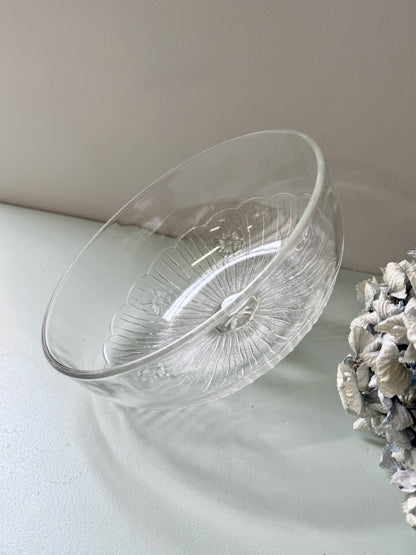 Cloche en verre avec motifs floraux ciselés