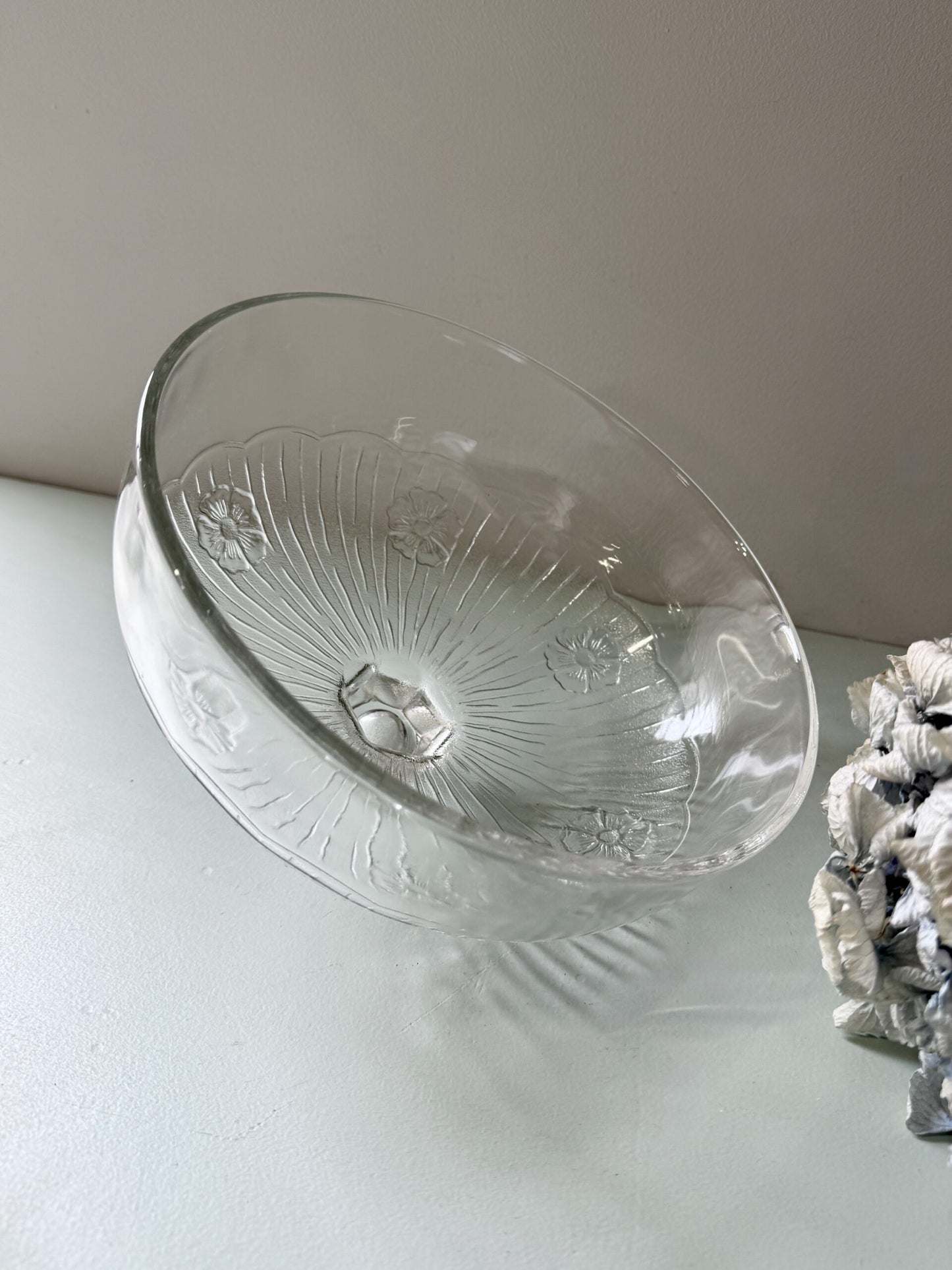 Cloche en verre avec motifs floraux ciselés