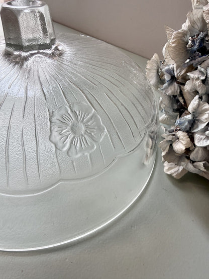 Cloche en verre avec motifs floraux ciselés