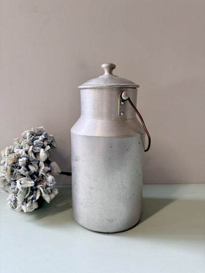Pot à lait avec couvercle ancien