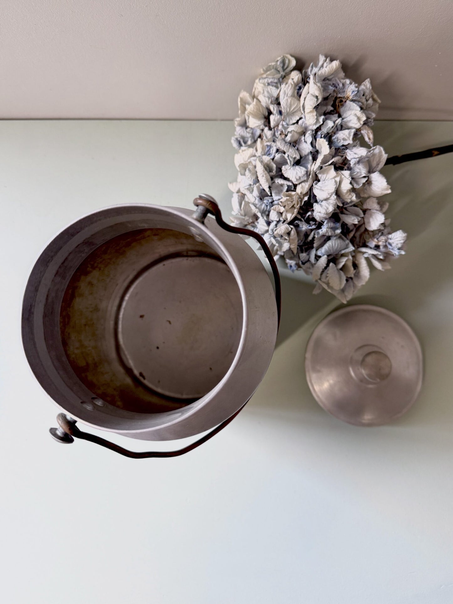 Pot à lait avec couvercle ancien