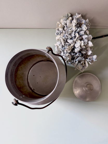 Pot à lait avec couvercle ancien