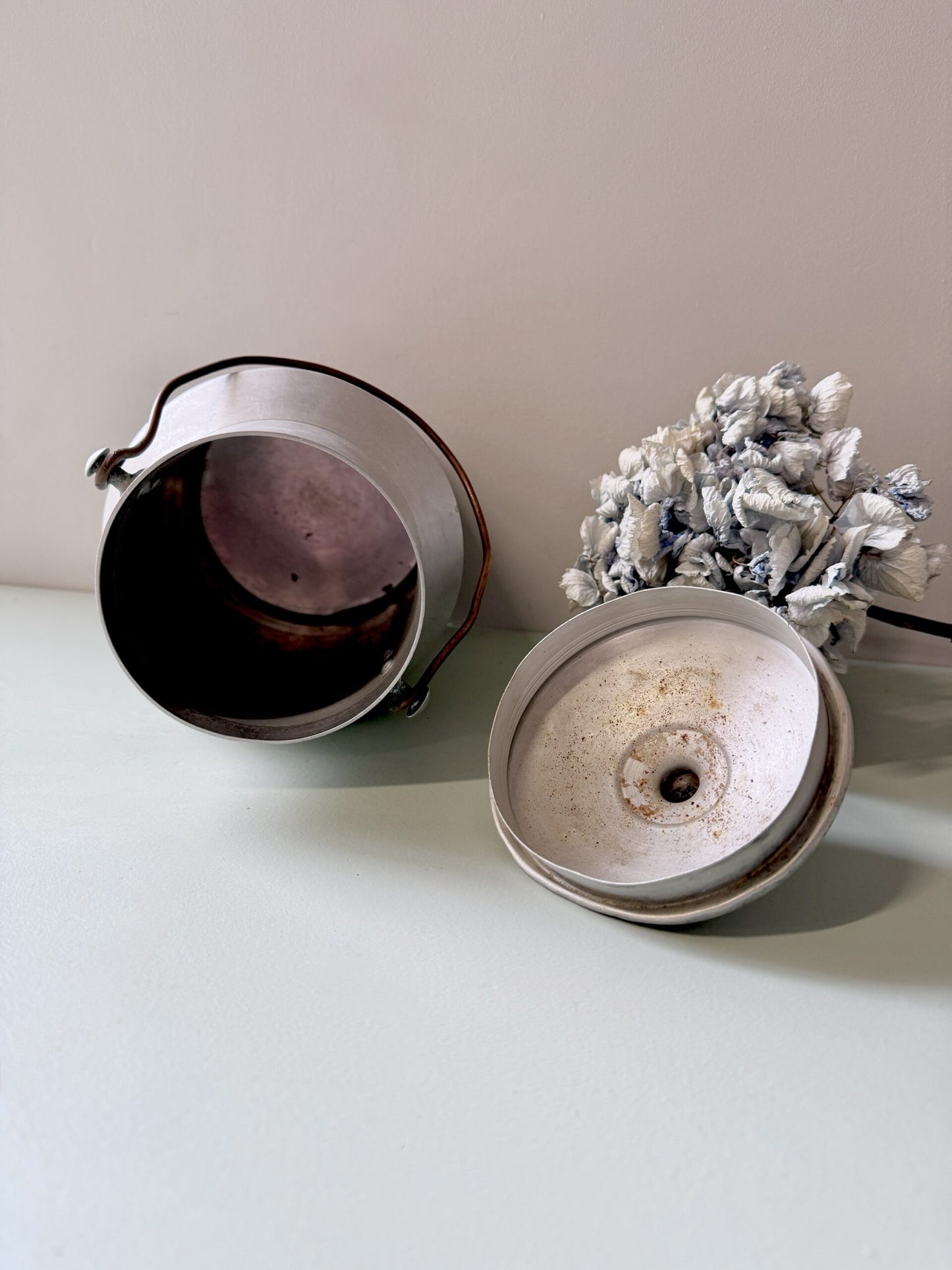 Pot à lait avec couvercle ancien