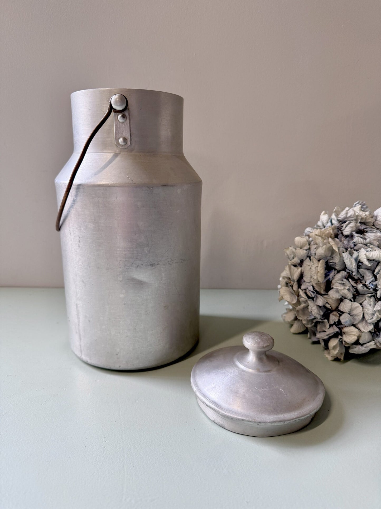 Pot à lait avec couvercle ancien