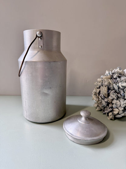 Pot à lait avec couvercle ancien