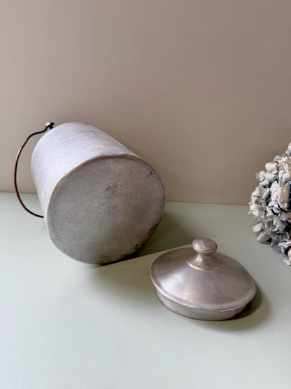 Pot à lait avec couvercle ancien