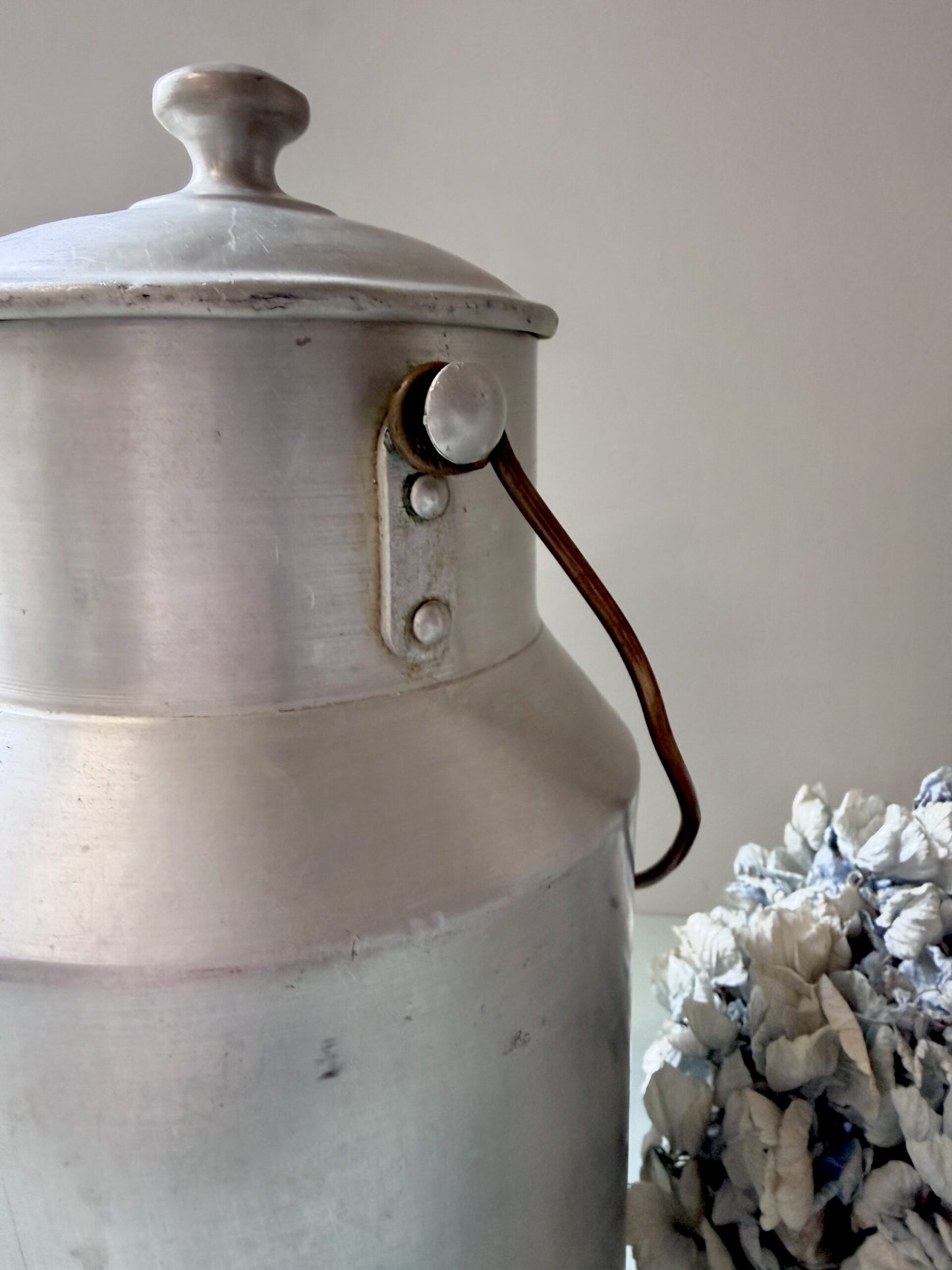 Pot à lait avec couvercle ancien