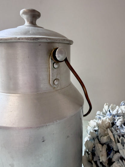 Pot à lait avec couvercle ancien