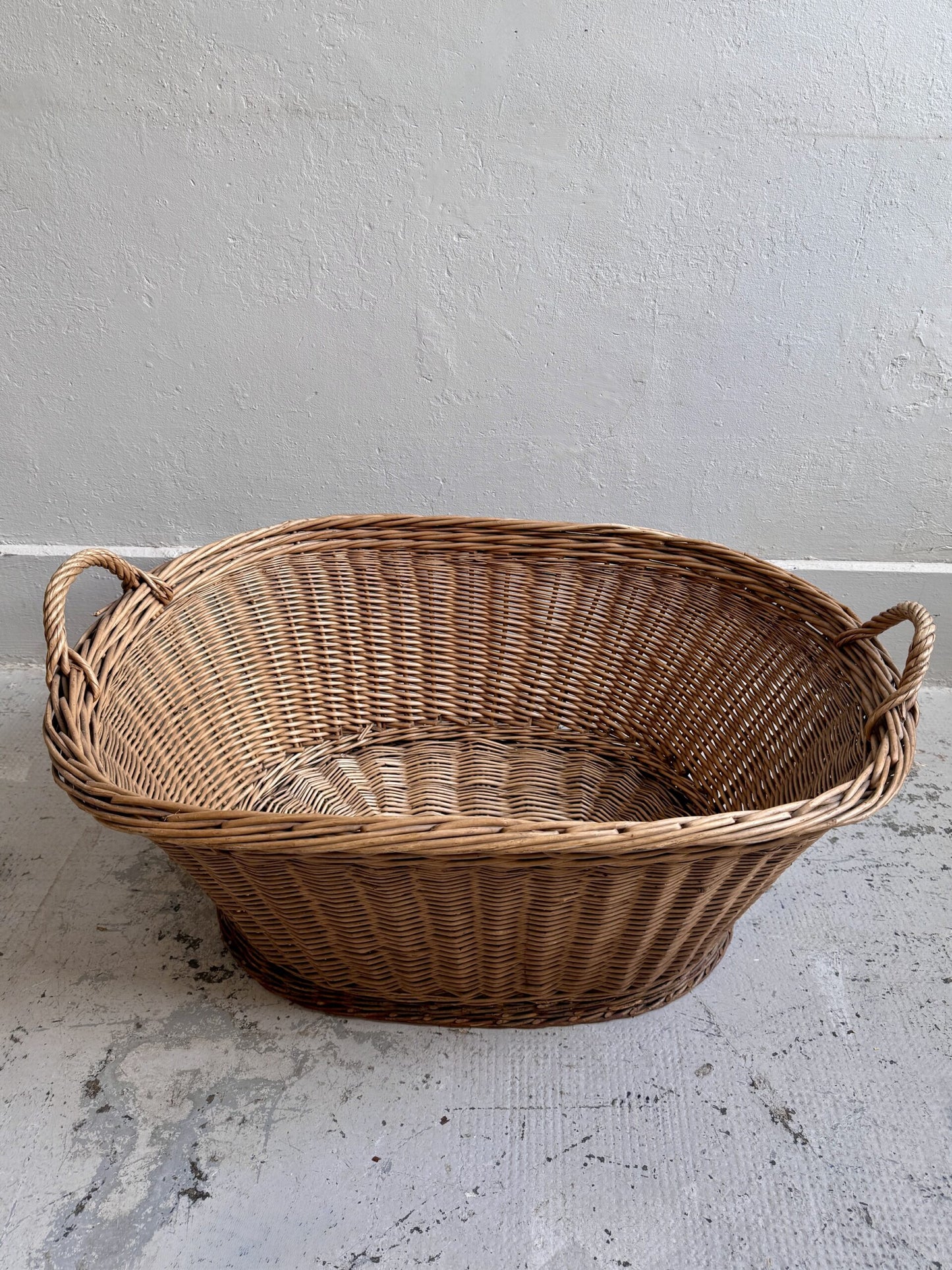 Corbeille tressée en osier de grande taille