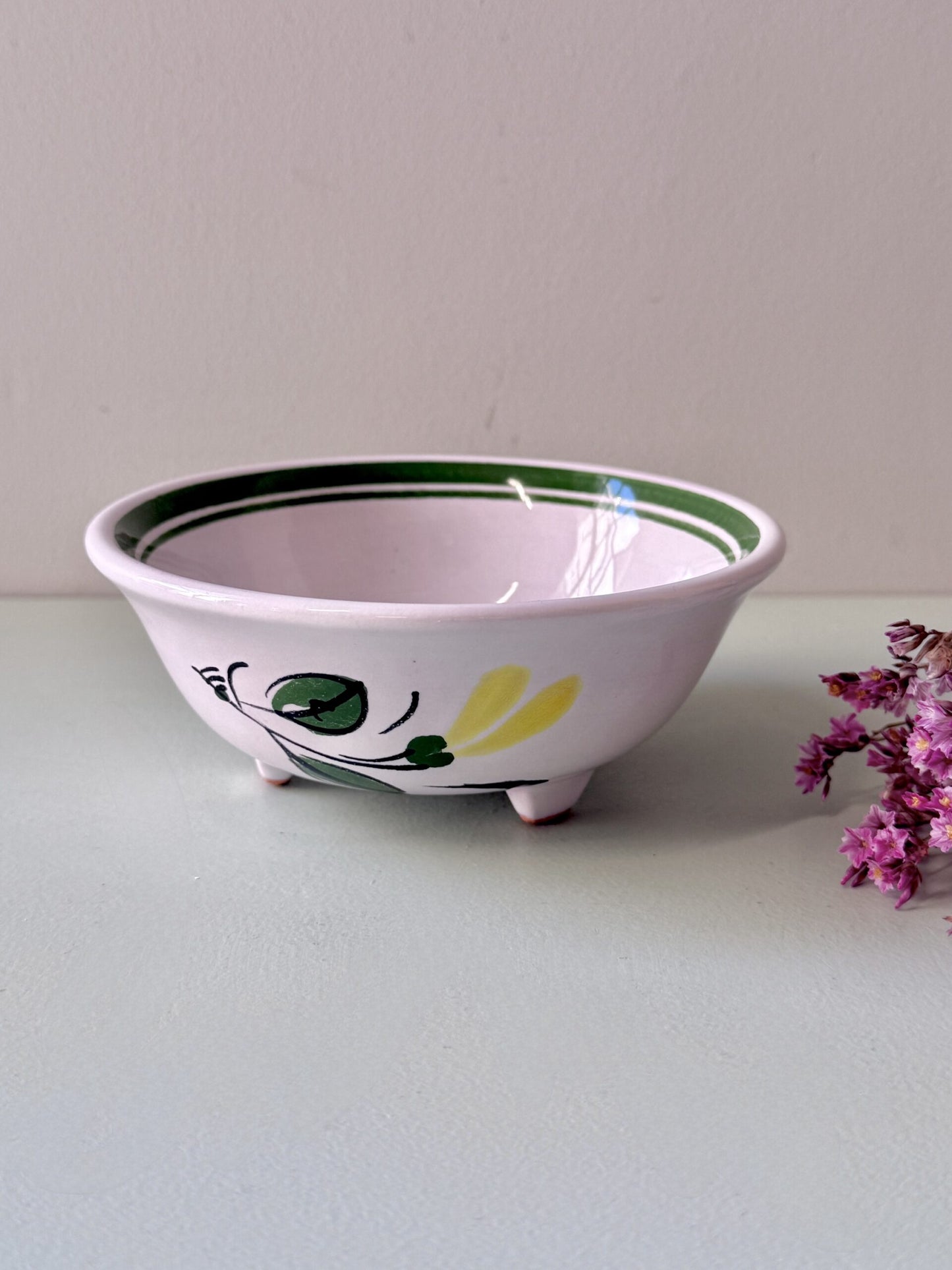 Bol émaillé à décor floral