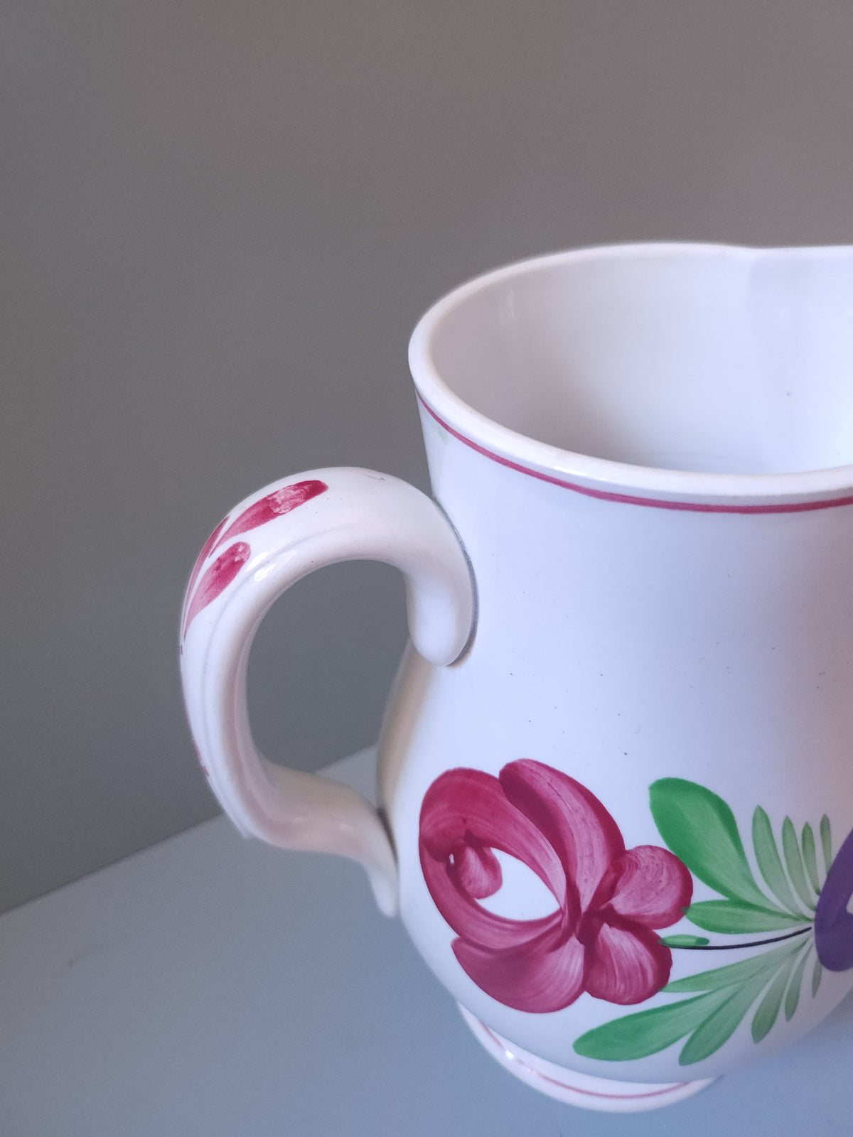 Cruche en faïence de Sarreguemines à motif floral   Patine