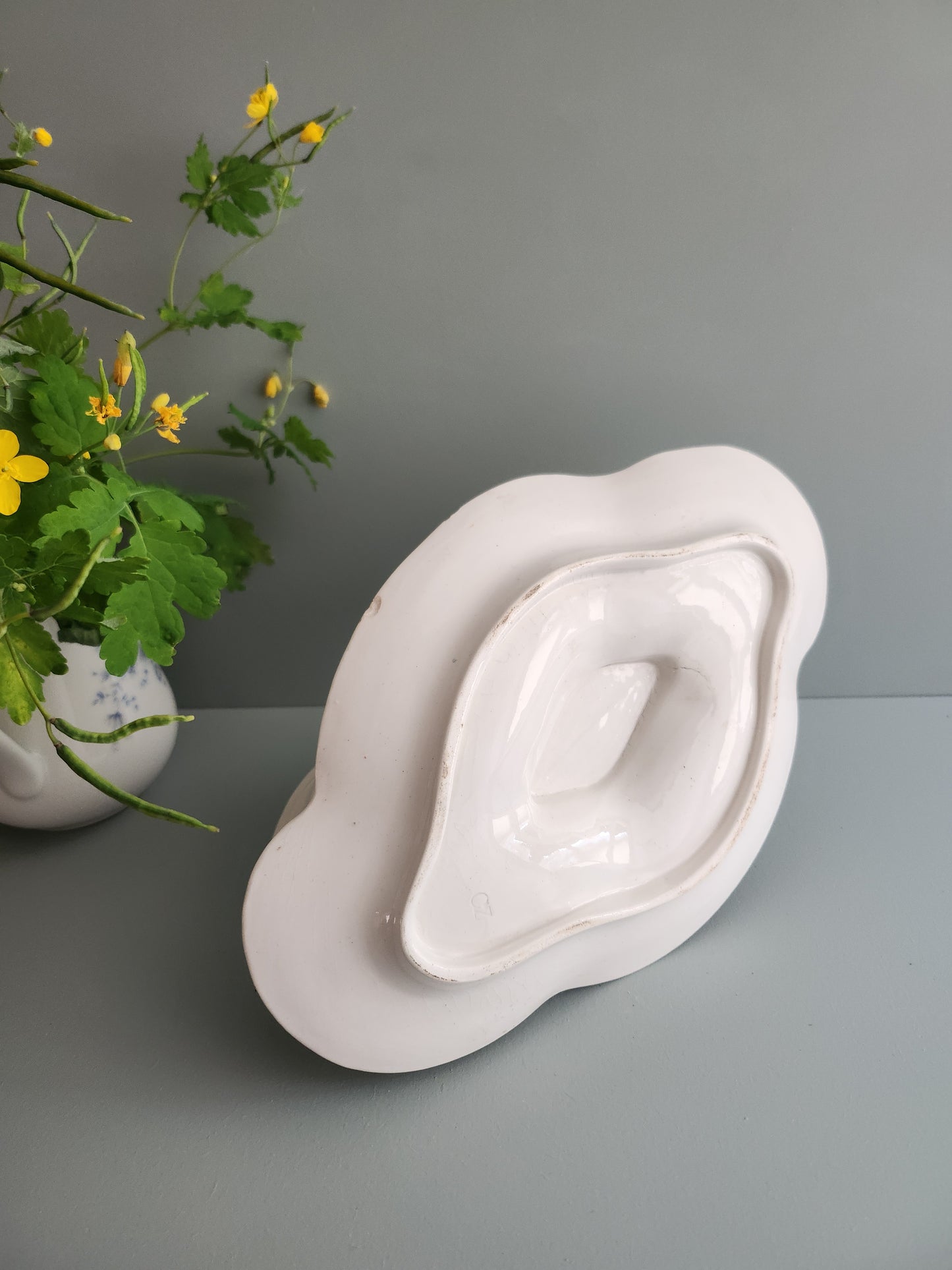 Saucière ancienne en porcelaine blanche - Patine