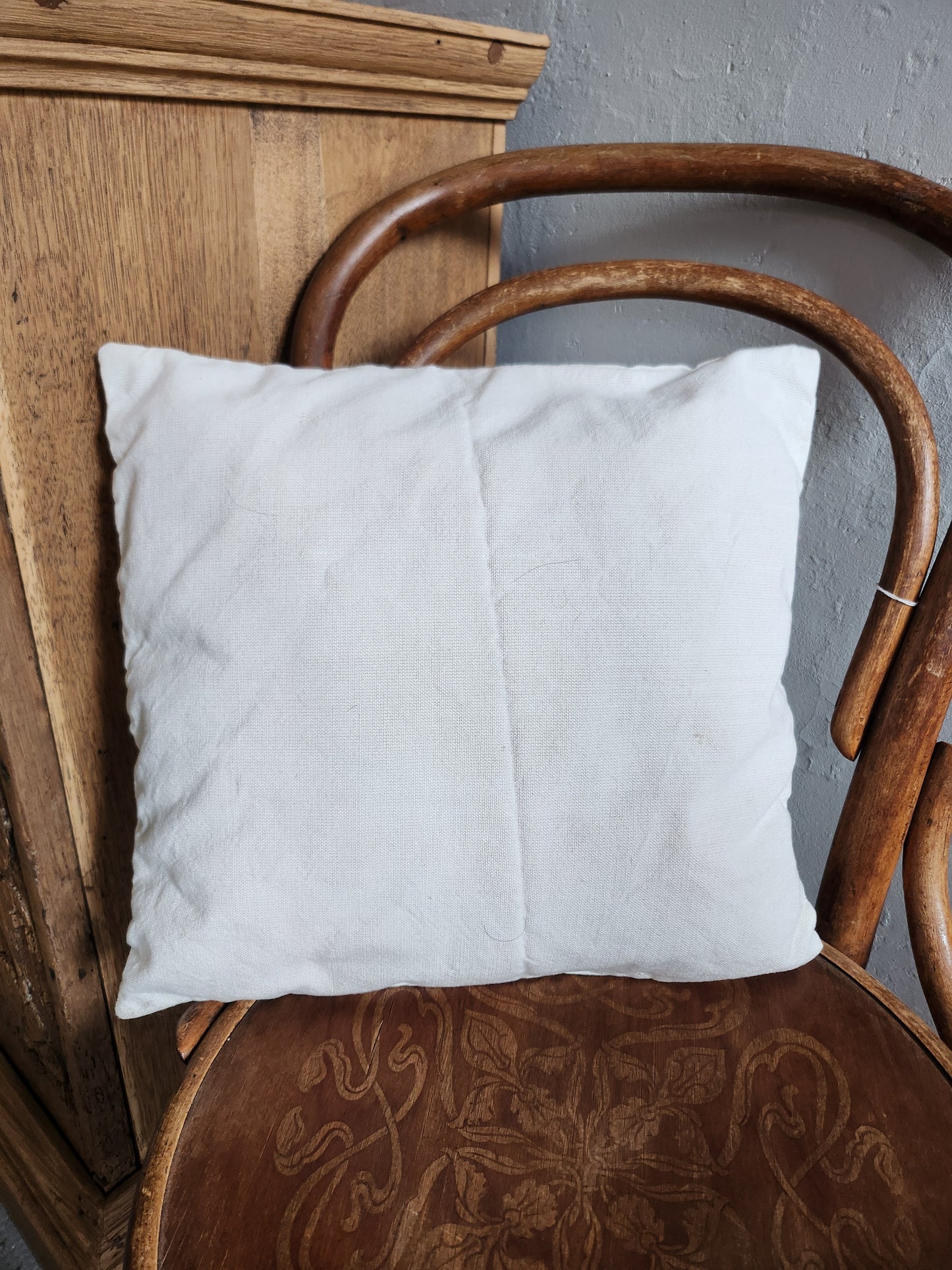 Coussin blanc brodé motif fleuri coloré   Patine