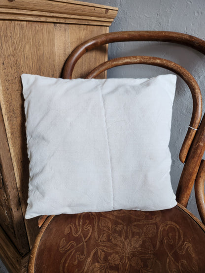 Coussin blanc brodé motif fleuri coloré   Patine