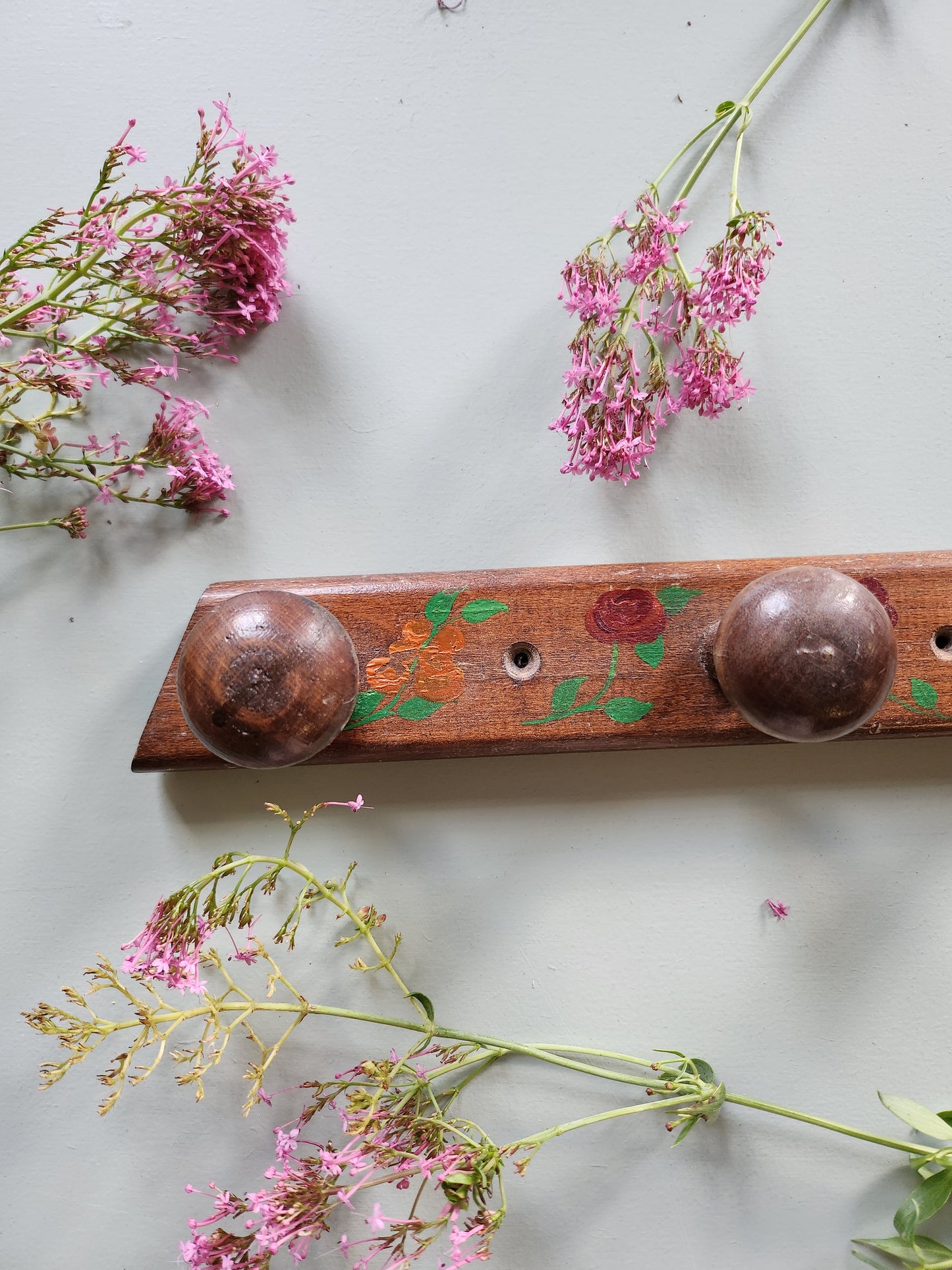 Porte-manteau en bois peint à la main   Patine