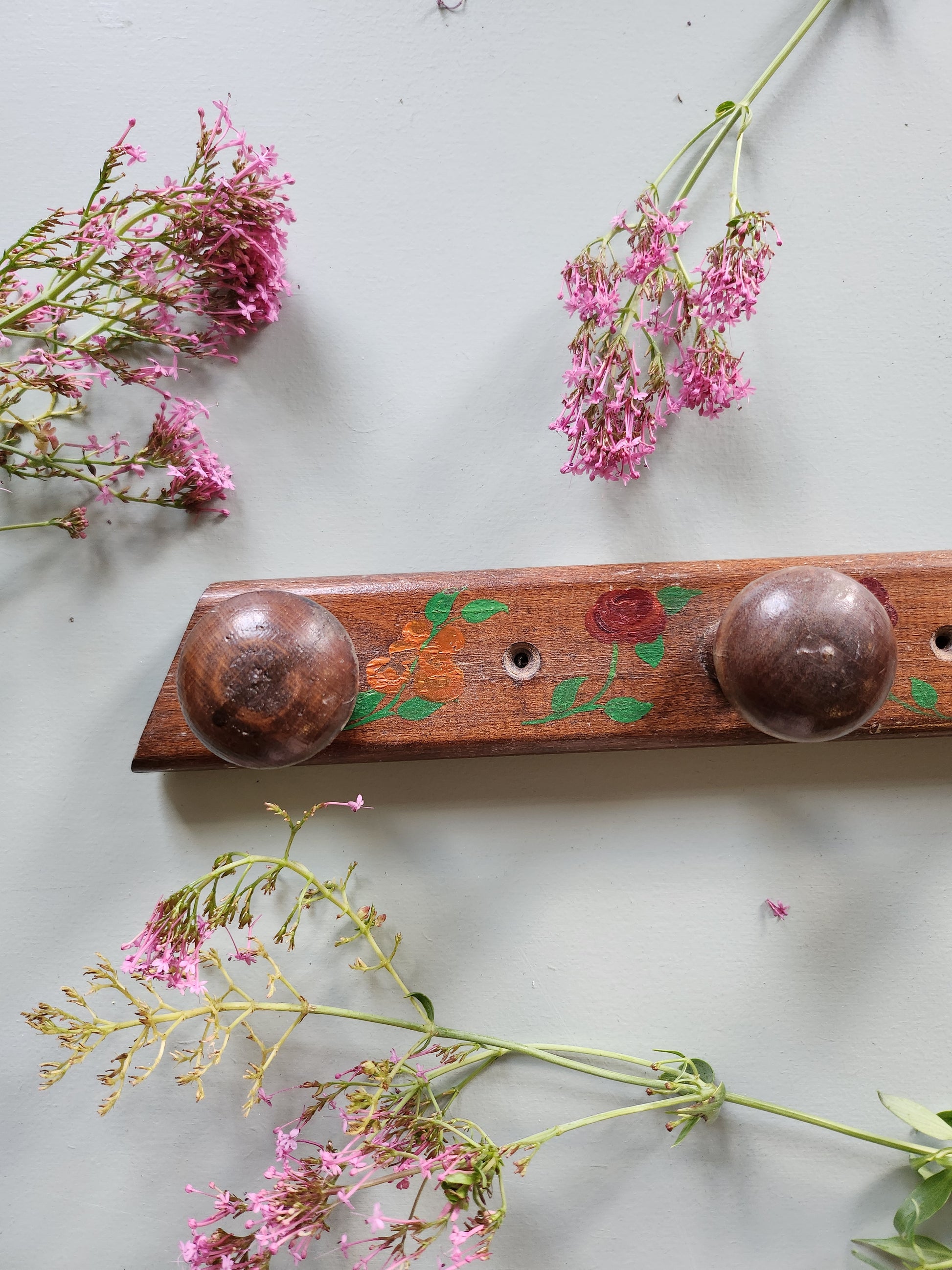 Porte-manteau en bois peint à la main   Patine