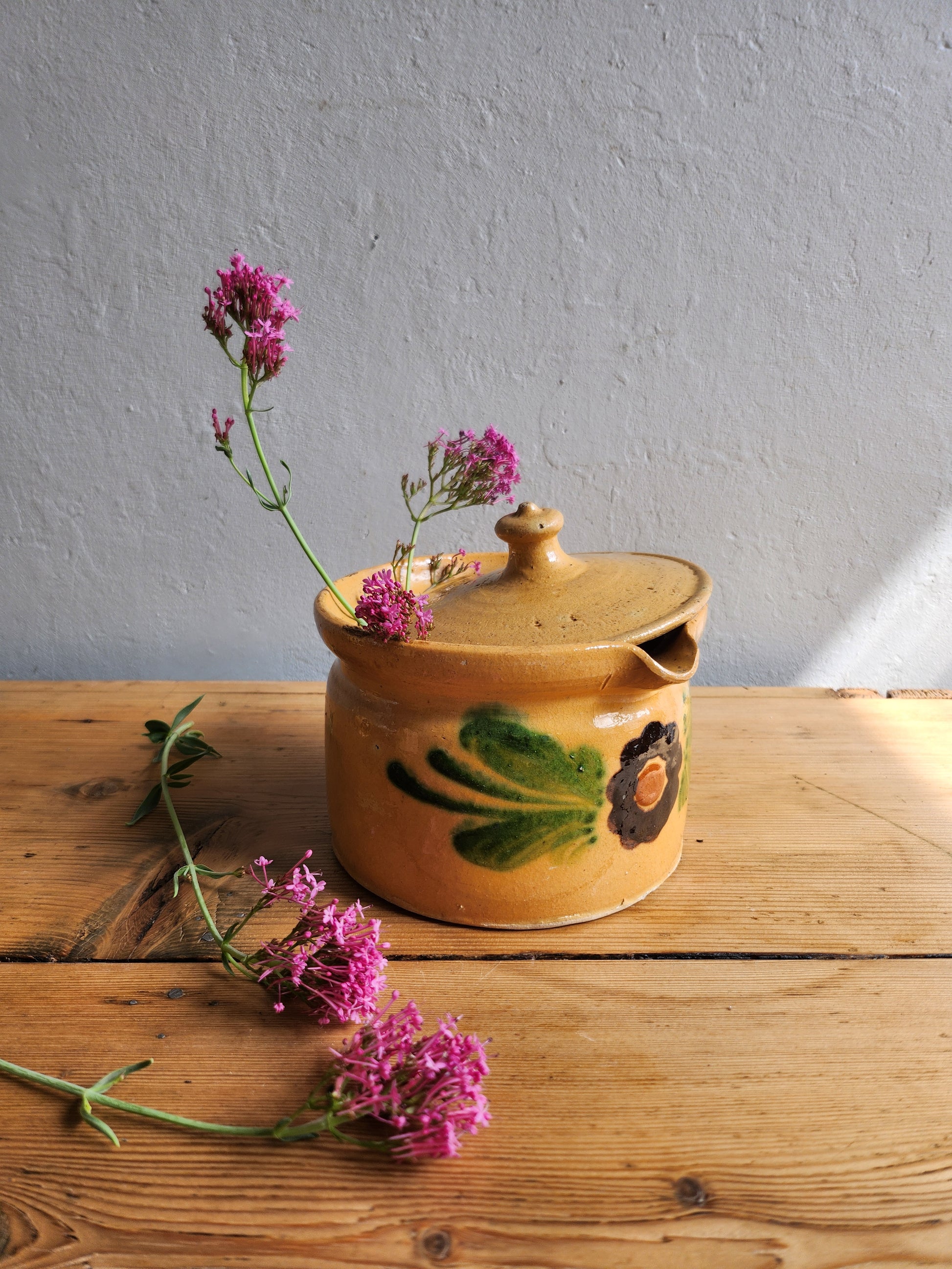 Pot avec couvercle en terre cuite à motif floral   Patine