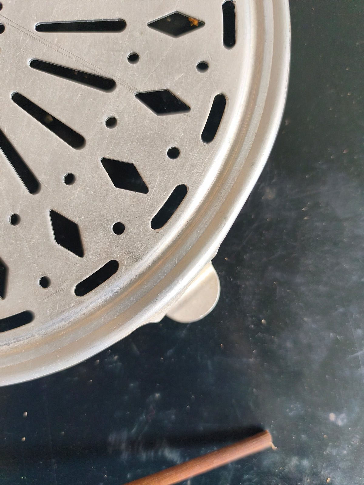 Sous plat en aluminium   Patine