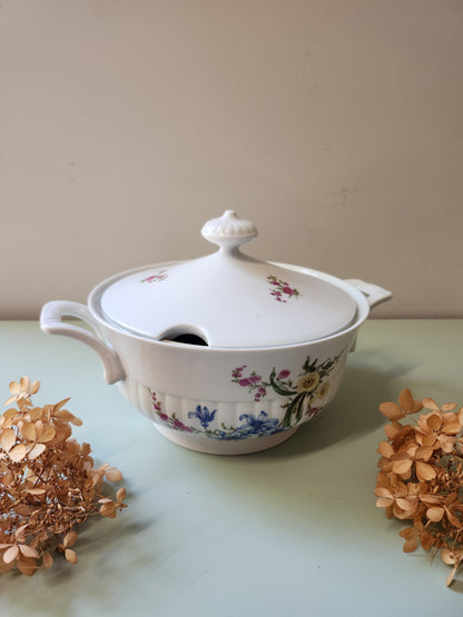 Soupière en porcelaine motif floral   Patine