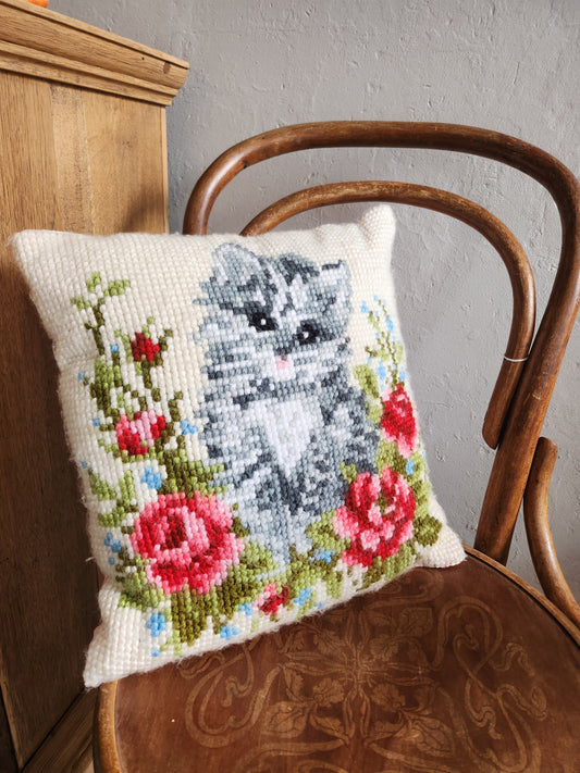 Coussin point de croix motif chat et fleurs   Patine