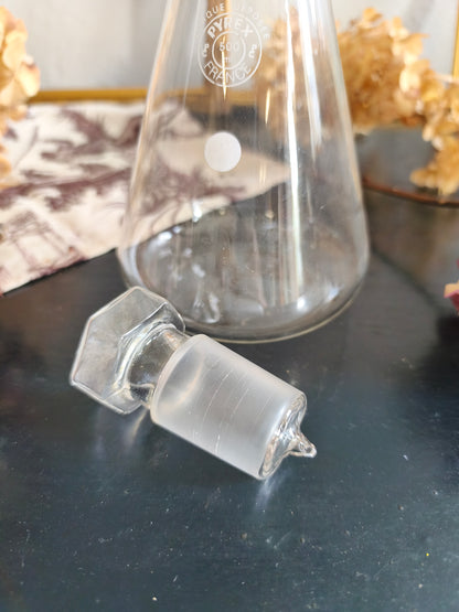 Bouteille en verre pyrex   Patine