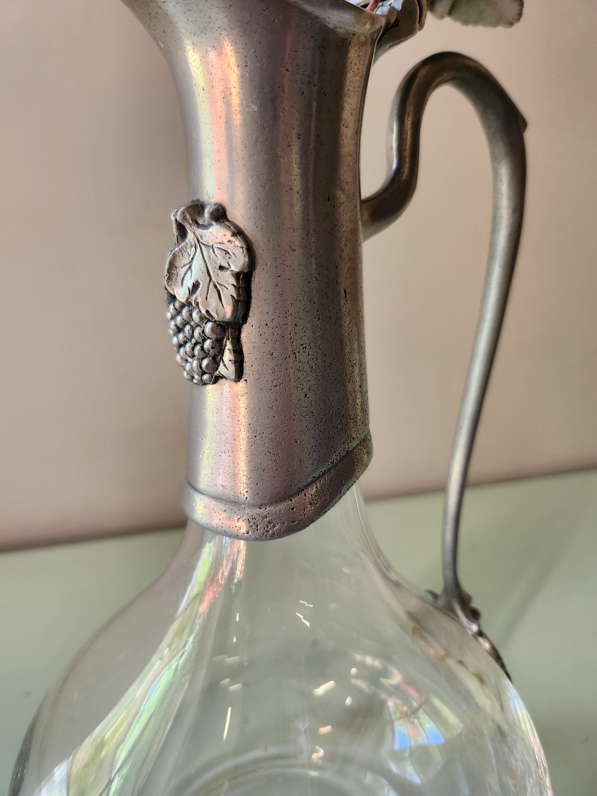 Carafe à vin en verre et en étain   Patine