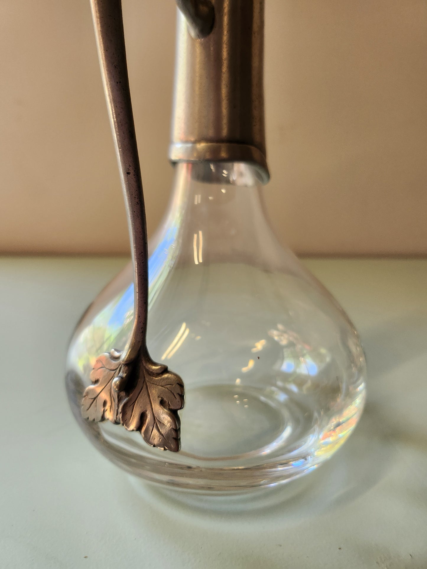 Carafe à vin en verre et en étain   Patine