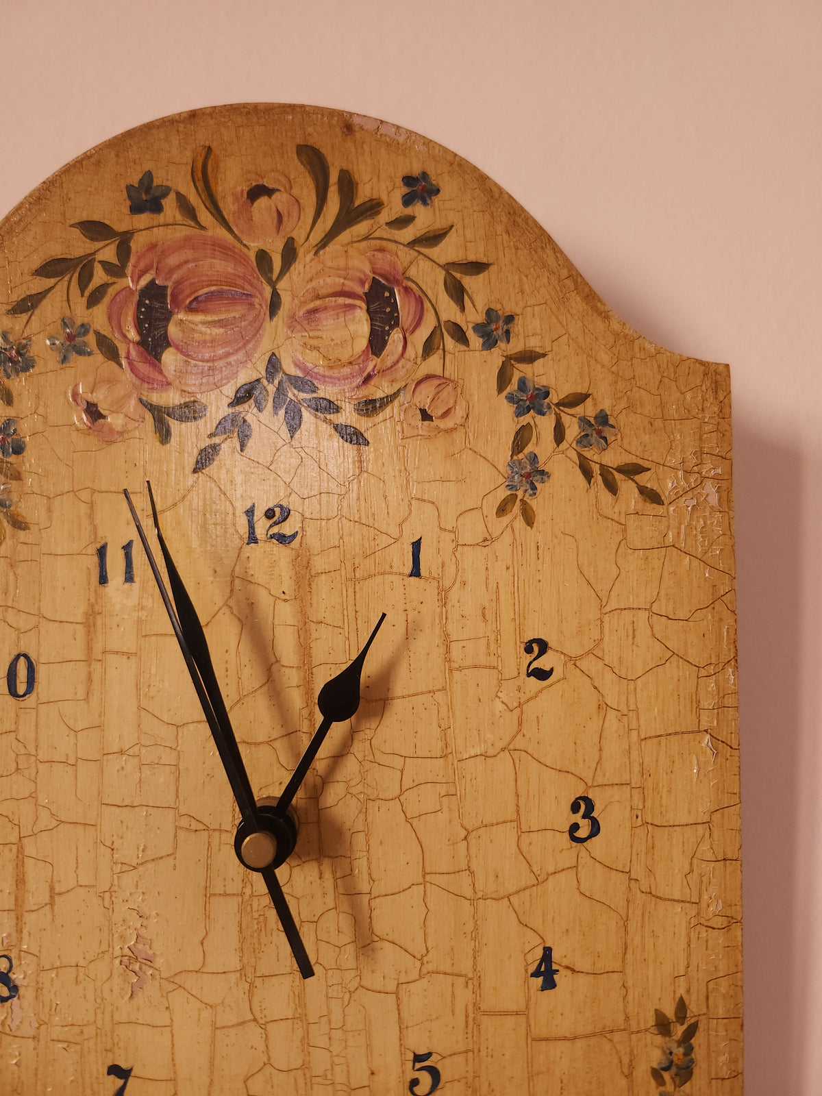 Horloge en bois peint à la main   Patine